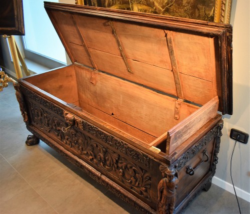 17th century - Late Renaissance chest in walnut from Lombardy.